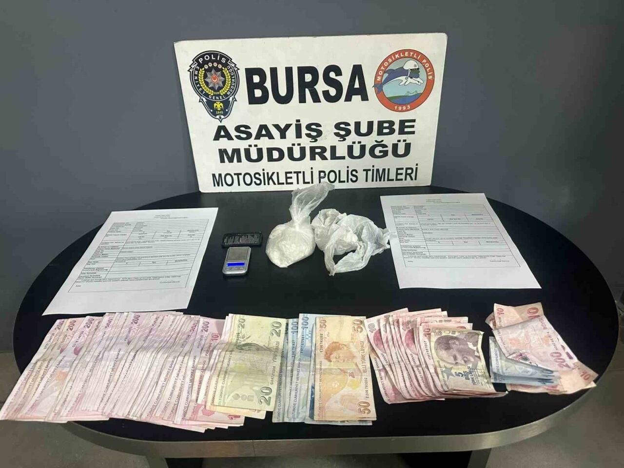 BURSA'DA YUNUS TİMLERİNİN 'DUR' İHTARINA UYMAYARAK KAÇAN OTOMOBİLDEKİ ŞAHISLAR KOVALAMACA