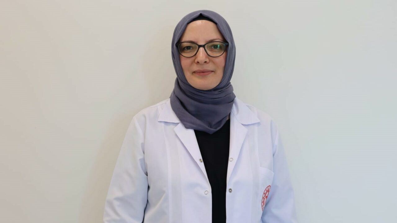 YAŞLI BİREYLERDE UNUTKANLIK BAŞLIYORSA MUTLAKA ALZHEİMER HASTALIĞININ DÜŞÜNÜLMESİ GEREKTİĞİNİ BELİRTEN