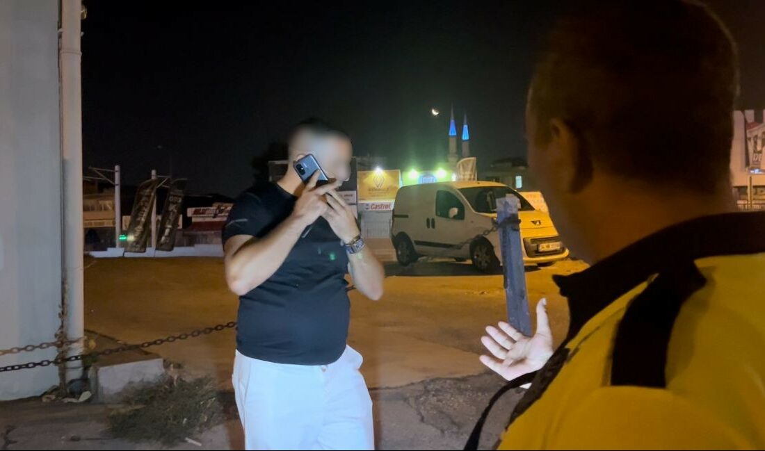 Ehliyetini vermemek için direndi, ’Eşimle telefonda görüşüyorum’ dedi BURSA'DA POLİS EKİPLERİNİN UYGULAMA YAPTIĞINI GÖREN BİR ŞAHIS, ARA SOKAĞA