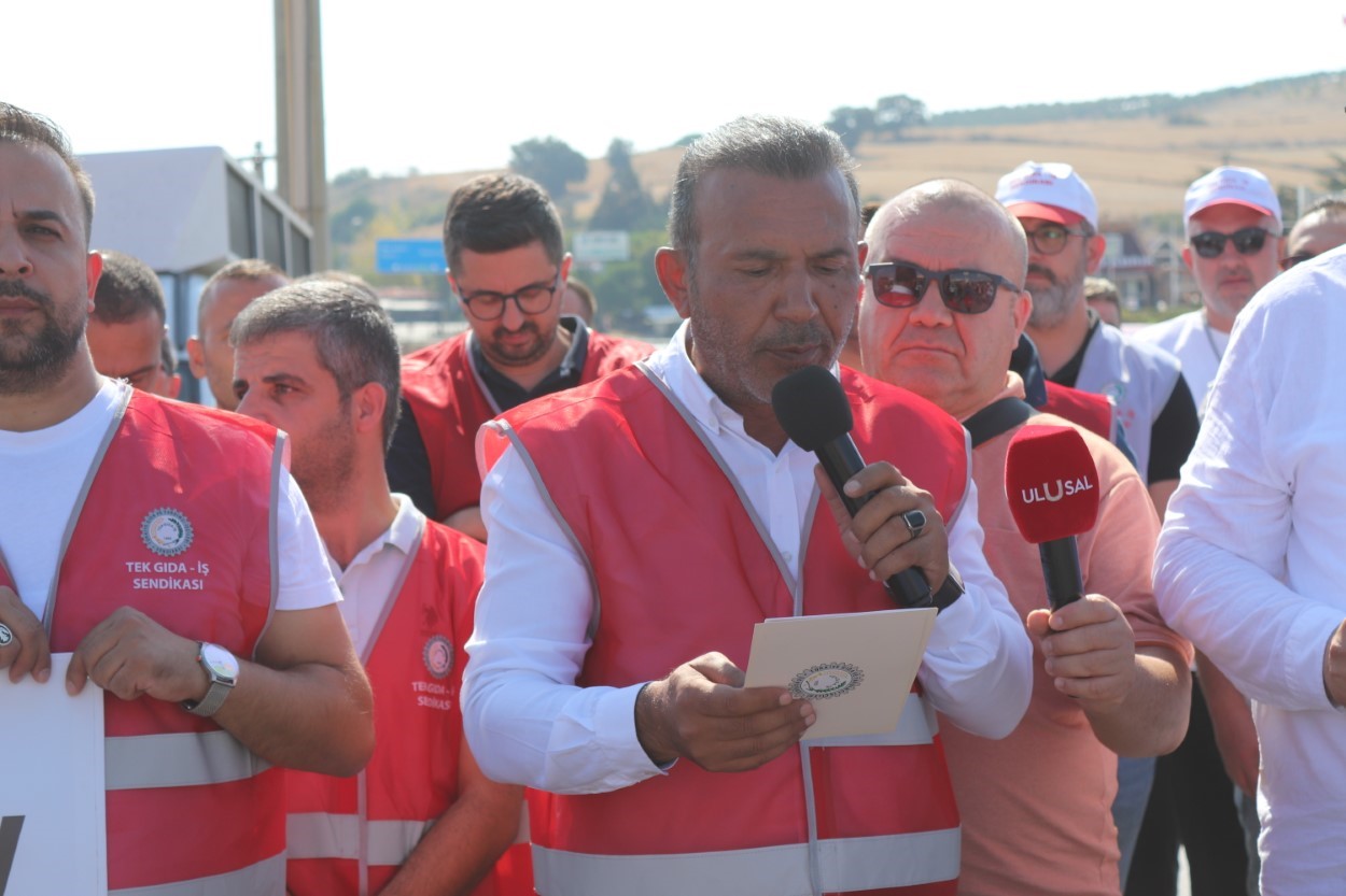 TEKGIDA-İŞ SENDİKASI EKER FABRİKASI'NDA SENDİKALI OLDUKLARI İÇİN İŞTEN ÇIKARILAN VE