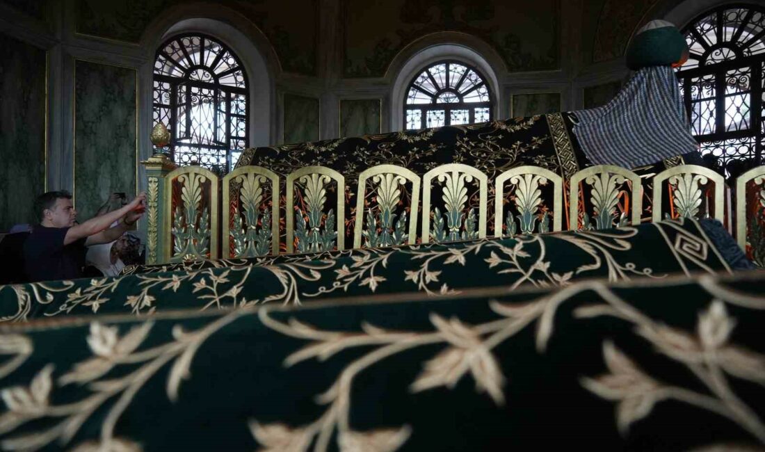 Emir Sultan Türbesi’nin yenilenen sanduka örtüsü Mevlid Kandili’nde yerine serildi PEYGAMBER EFENDİMİZ HAZRETİ MUHAMMED S.A.V’İN TORUNLARINDAN EMİR SULTAN HAZRETLERİ TÜRBESİ'NİN