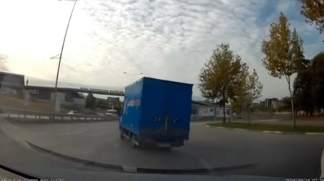 BURSA'DA EN SAĞ ŞERİTTEN EN SOLA GEÇMEK İSTEYEN KAMYONET, KAZAYA