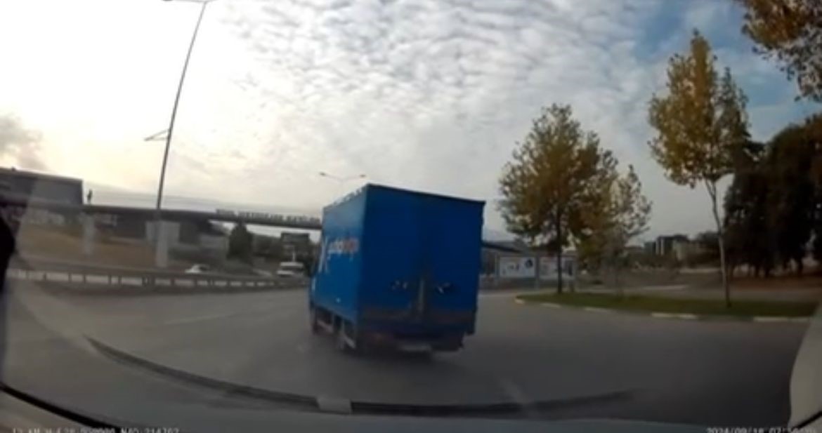 BURSA'DA EN SAĞ ŞERİTTEN EN SOLA GEÇMEK İSTEYEN KAMYONET, KAZAYA