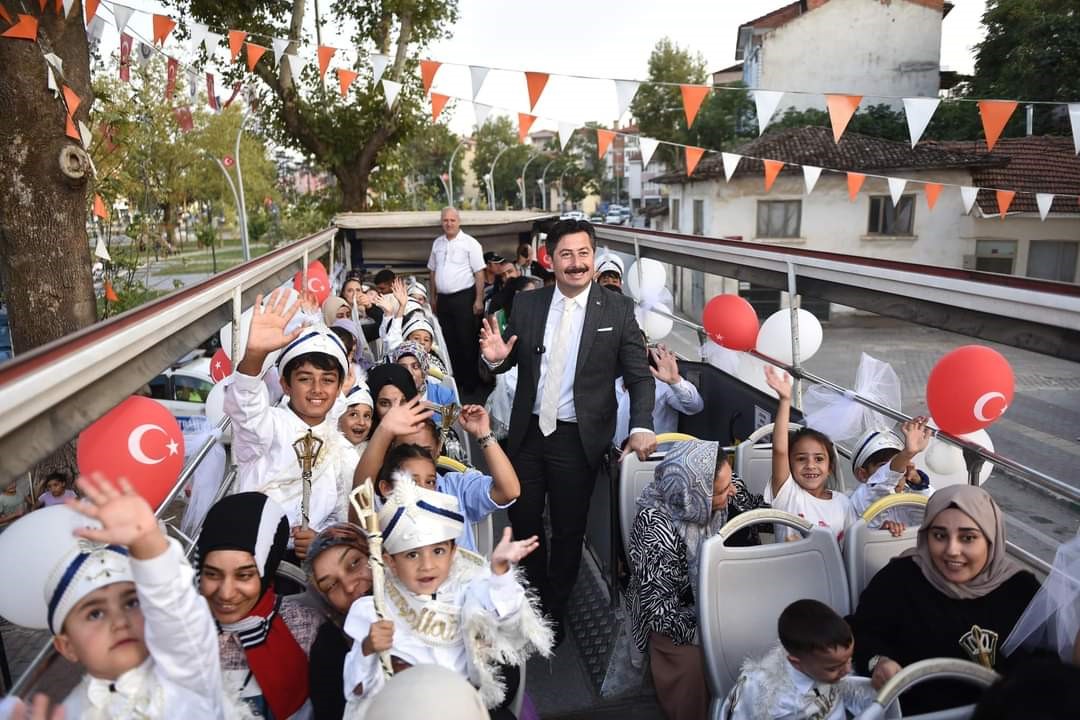 Festivalde sünnet şöleni heyecanı YENİŞEHİR BELEDİYESİ 9. ULUSLARARASI ALTIN BİBER FESTİVALİ VE YENİŞEHİR’İN KURTULUŞUNUN