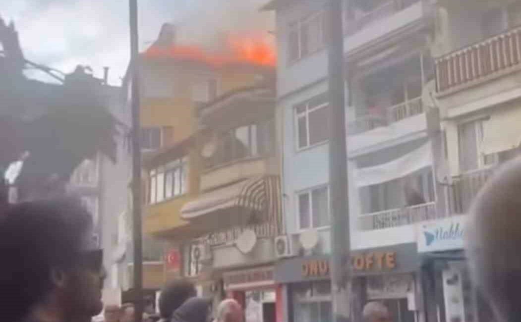 Gemlik’te 4 katlı binanın çatı katında yangın çıktı BURSA'NIN GEMLİK İLÇESİNDE 4 KATLI BİNANIN ÇATI KATINDA YANGIN ÇIKTI.