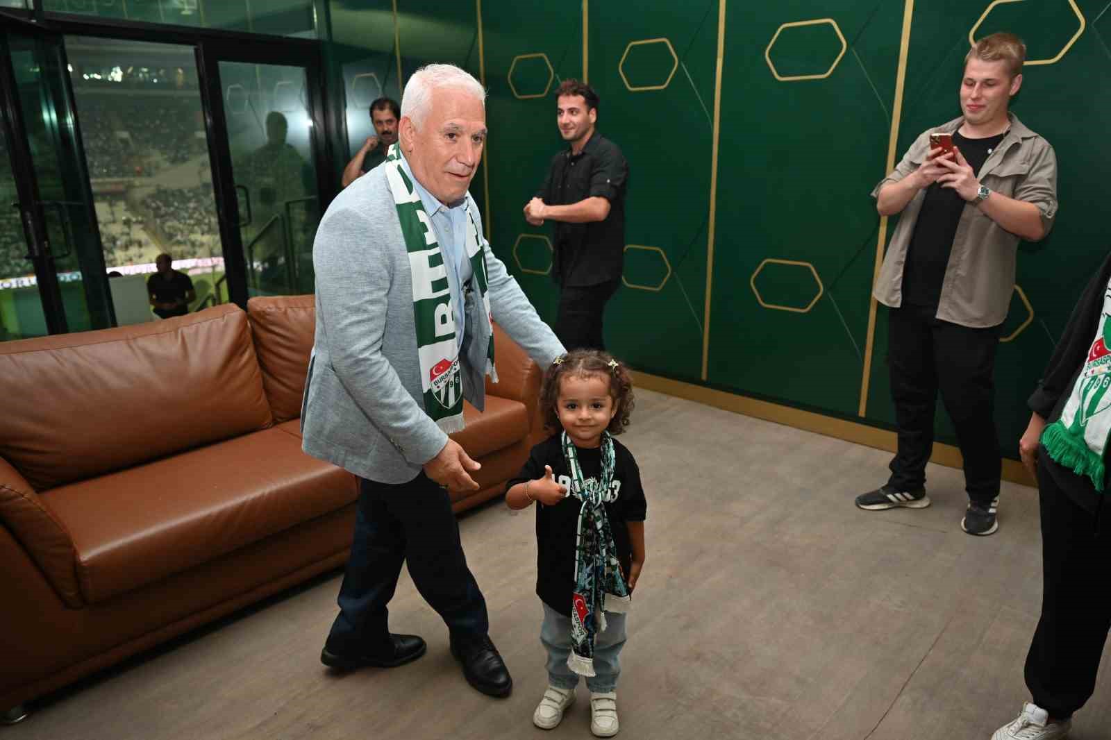 BABASI ÇALIŞTIĞI İÇİN BURSASPOR MAÇINA GİDEMEYECEĞİNİ DÜŞÜNÜP GÖZYAŞLARI DÖKEN KÜÇÜK