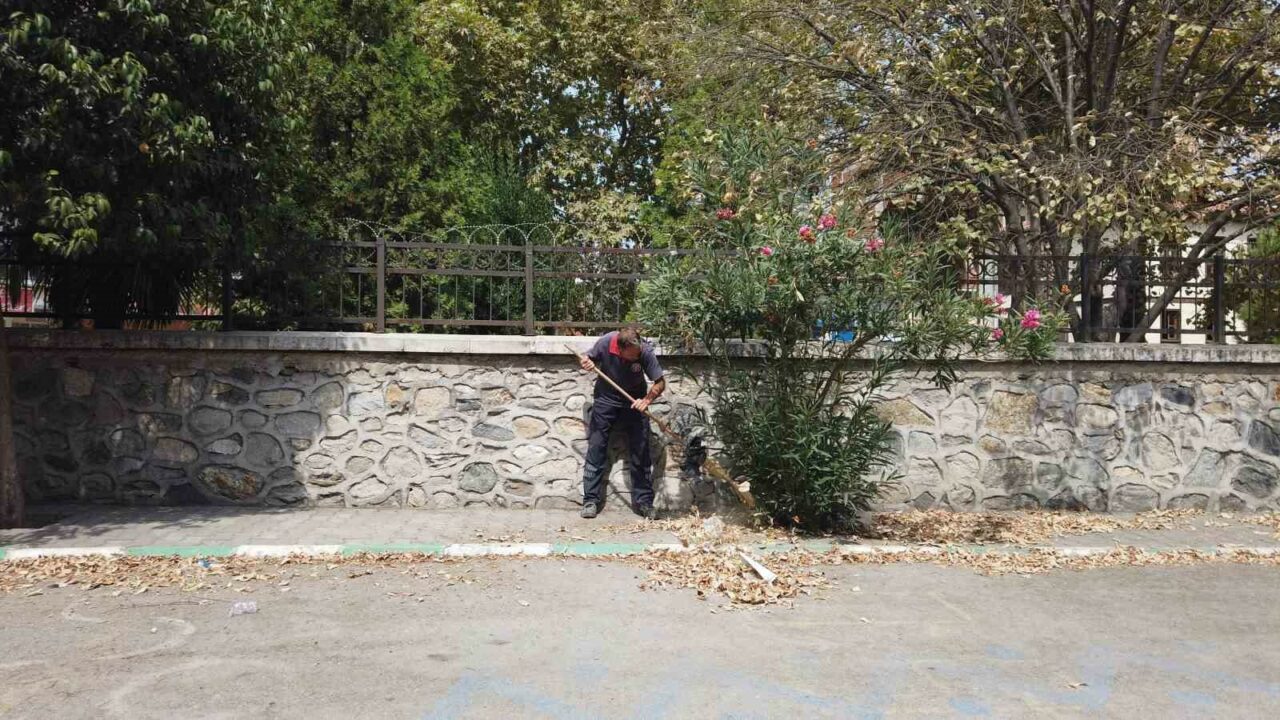 GÜRSU BELEDİYESİ, YENİ EĞİTİM ÖĞRETİM DÖNEMİNE HAZIRLANAN OKULLARDAKİ TEMİZLİK VE