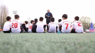 GÜRSU BELEDİYESİ’NİN 8 YILDIR DÜZENLEDİĞİ KIŞ FUTBOL OKULLARI YENİ DÖNEME