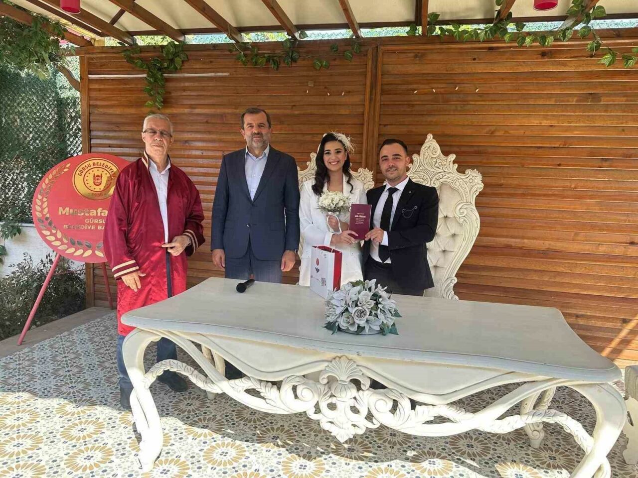 GÜRSU BELEDİYESİ’NDE SENELERCE EVLENDİRME MEMURU OLARAK GÖREV YAPAN VE ON