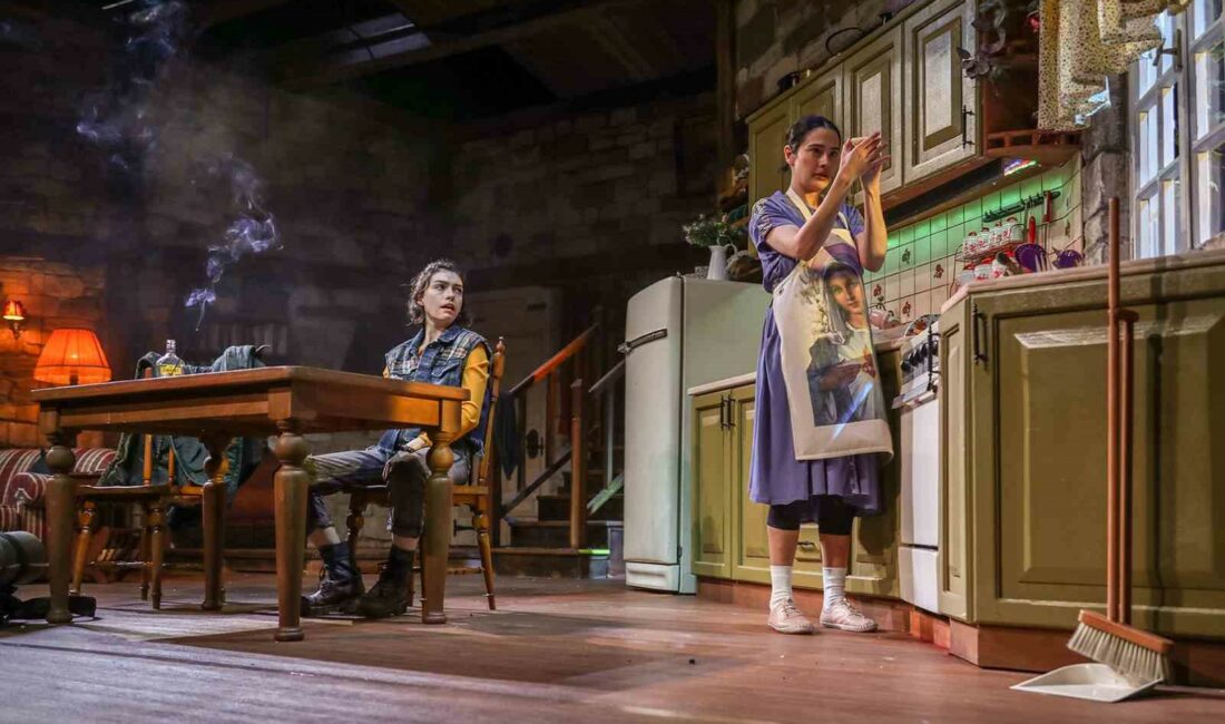 HAZAR ERGÜÇLÜ’NÜN DE KADROSUNDA YER ALDIĞI 'TİMSAH ATEŞİ' ADLI TİYATRO