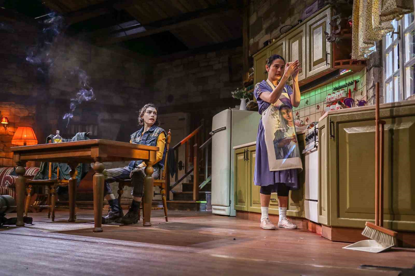 HAZAR ERGÜÇLÜ’NÜN DE KADROSUNDA YER ALDIĞI 'TİMSAH ATEŞİ' ADLI TİYATRO