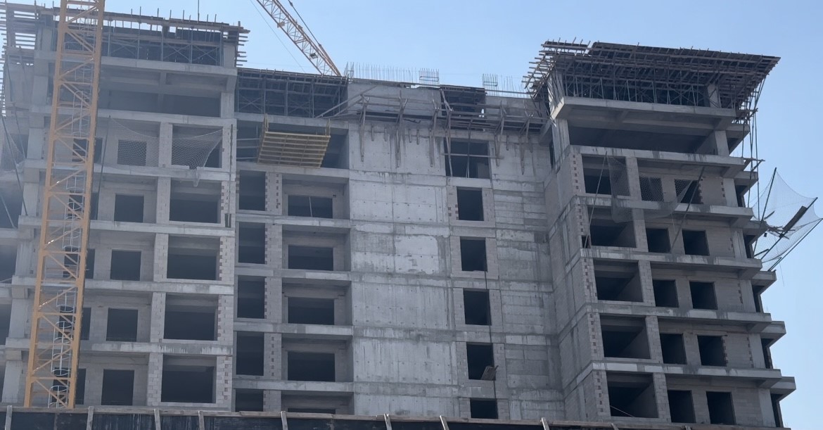 BURSA’DA İNŞAATIN 8. KATINDAN DÜŞEREK AĞIR YARALANAN İŞÇİ, HASTANEDE YAPILAN