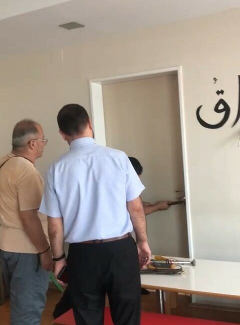 BURSA'DA OKULDA MÜDÜR YARDIMCISININ KULLANDIĞI ÖNE SÜRÜLEN ODANIN KAPISINI KIRDIĞI