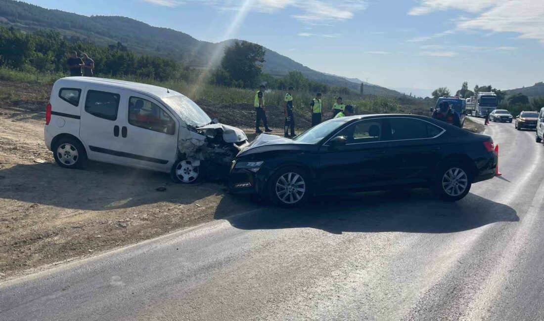 İznik kaymakamı makam aracıyla kaza geçirdi BURSA'NIN İZNİK İLÇESİ KAYMAKAMI ARİF KAHRAMAN'IN DA İÇİNDE BULUNDUĞU MAKAM