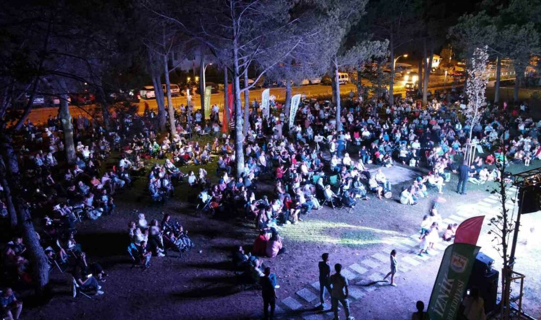 İznik’te nostalji dolu yaz etkinlikleri sona erdi İZNİK BELEDİYESİ TARAFINDAN YAZ BOYUNCA SAHİLDE DÜZENLENEN ETKİNLİKLER GERÇEKLEŞEN KONSER
