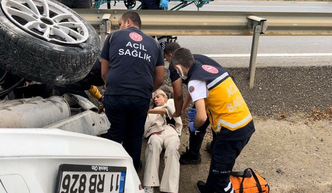 Kadın sürücü metrelerce savrulan araçtan yaralı kurtuldu KONTROLDEN ÇIKAN KADIN SÜRÜCÜ TAKLA ATTI