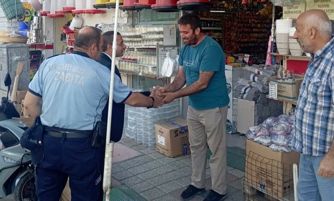 KARACABEY BELEDİYESİ ZABITA EKİPLERİ, CADDE BOYUNCA KALDIRIMI İŞGAL EDEN TÜM