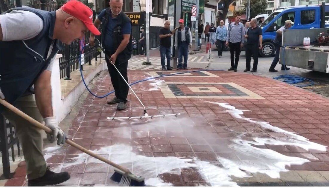 KARACABEY BELEDİYESİ, İLÇENİN YAŞAM KALİTESİNİ ARTTIRMAK İÇİN BAŞLATTIĞI TEMİZLİK ÇALIŞMALARINA