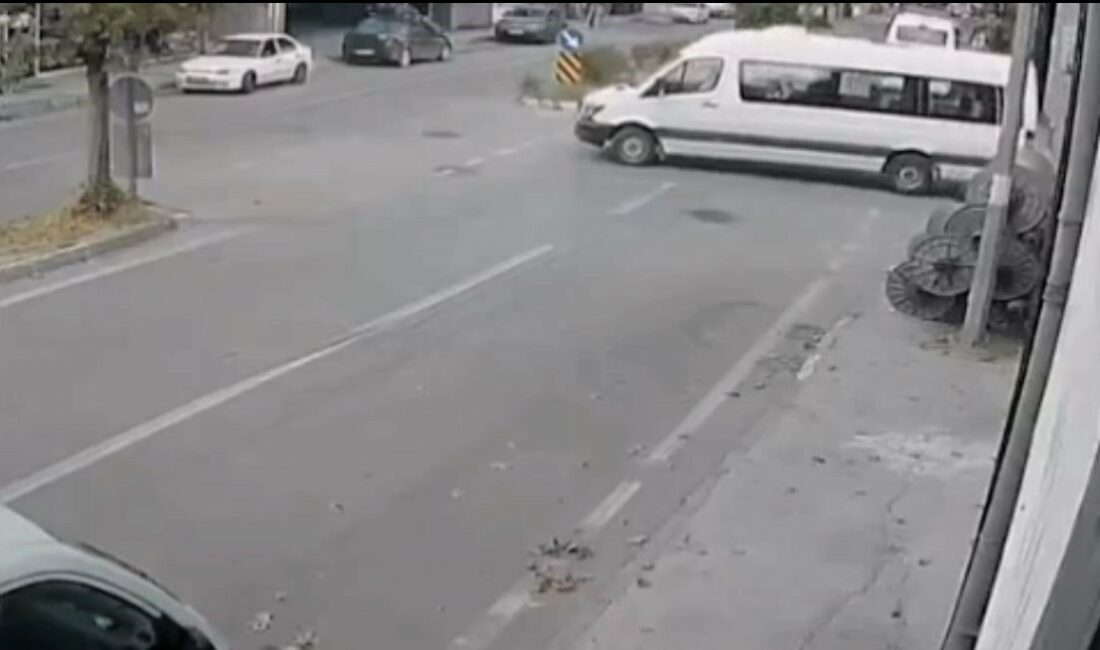 Kaza yapmamak için manevra yaptı, kaldırıma çıkarak durabildi BURSA'DA ARA YOLDAN ANA YOLA DİKKATSİZ ÇIKAN SERVİS MİNİBÜSÜ KAZAYA