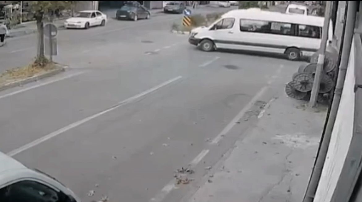 BURSA'DA ARA YOLDAN ANA YOLA DİKKATSİZ ÇIKAN SERVİS MİNİBÜSÜ KAZAYA