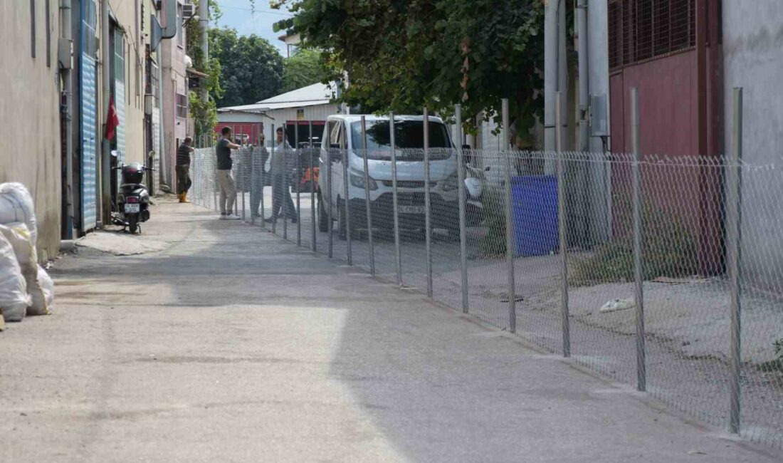 Kemal Sunal’ın propaganda filmi Bursa’da gerçek oldu BURSA’DA SOKAK, ARSA SAHİPLERİNİN HUSUMETİ NEDENİYLE İKİYE BÖLÜNDÜ. YOLU YARI