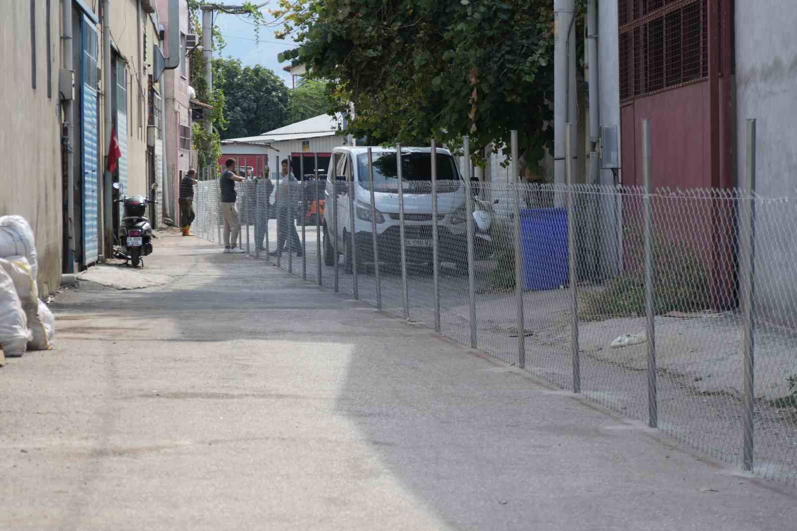 BURSA’DA SOKAK, ARSA SAHİPLERİNİN HUSUMETİ NEDENİYLE İKİYE BÖLÜNDÜ. YOLU YARI