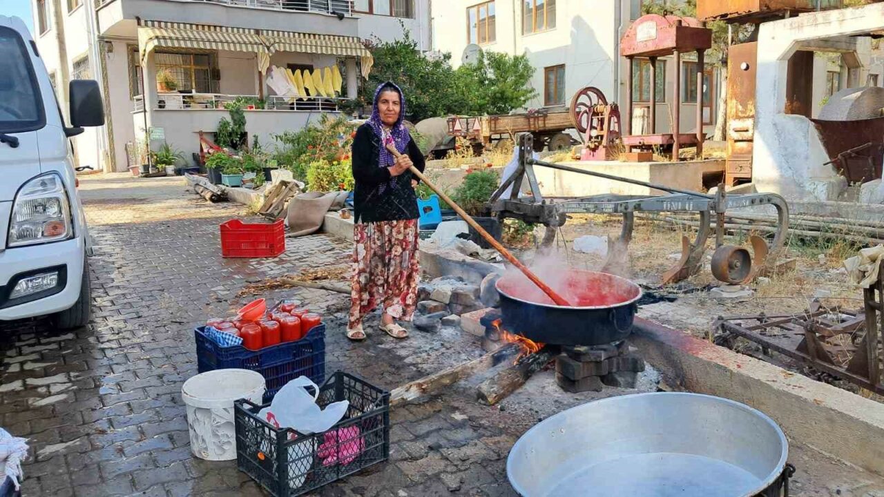 İZNİK İLÇESİNDE, KAZANLARLA KIŞLIK SALÇA YAPAN KADINLAR, HEM DOĞAL ÜRÜN