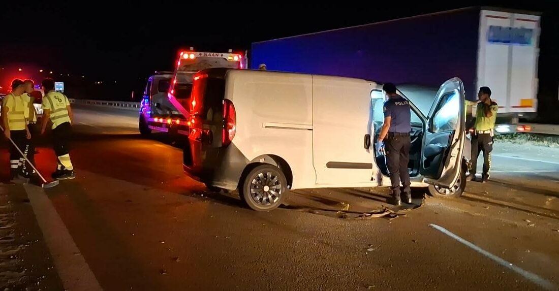 KONTROLDEN ÇIKAN HAFİF TİCARİ ARAÇ BARİYERLERE ÇARPTI: 1 ÖLÜ, 1