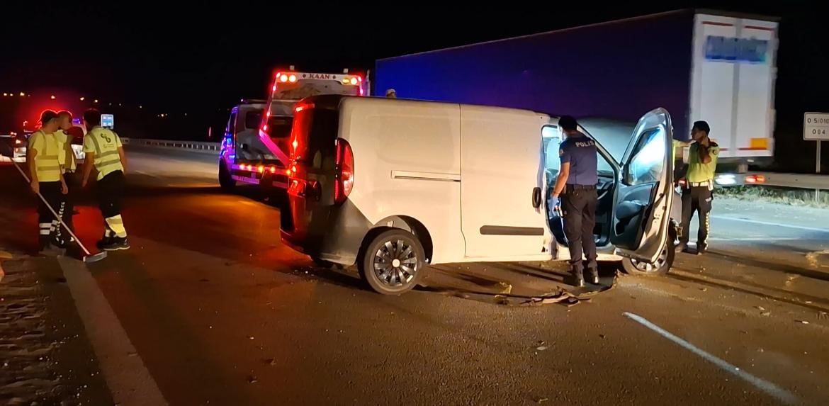 KONTROLDEN ÇIKAN HAFİF TİCARİ ARAÇ BARİYERLERE ÇARPTI: 1 ÖLÜ, 1