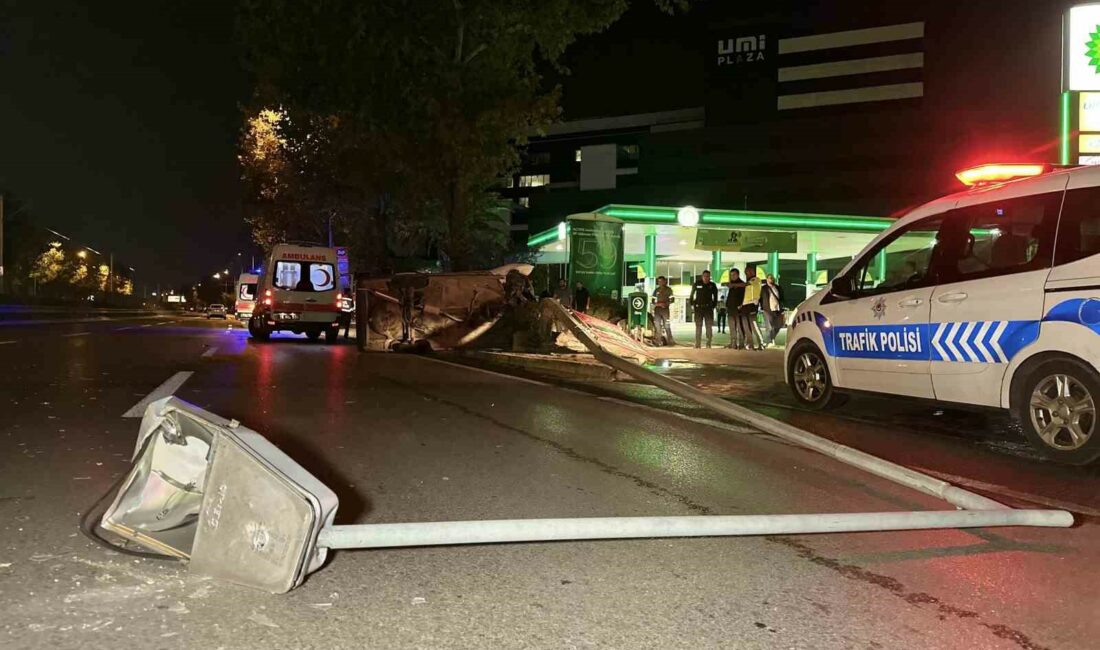 Aydınlatma direğine çarpan araç hurdaya döndü: 4 yaralı BURSA’DA SÜRÜCÜSÜNÜN KONTROLÜNDEN ÇIKAN TOFAŞ MARKA OTOMOBİL, YOL KENARINDA BULUNAN