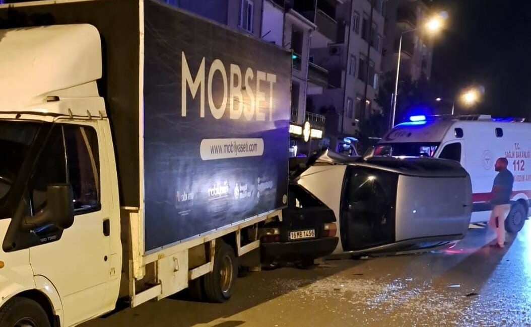 BURSA'NIN İNEGÖL İLÇESİNDE MEYDANA GELEN KAZADA KONTROLDEN ÇIKAN OTOMOBİL PARK