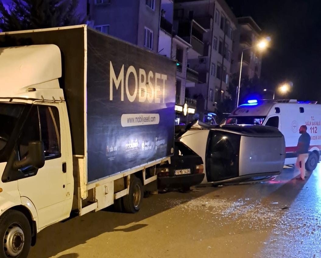 BURSA'NIN İNEGÖL İLÇESİNDE MEYDANA GELEN KAZADA KONTROLDEN ÇIKAN OTOMOBİL PARK