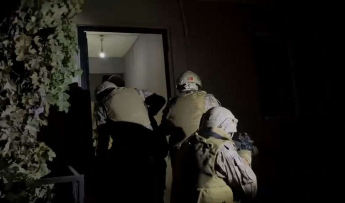 Magandaların evlerine şafak operasyonu BURSA'DA HAVAYA ATEŞ AÇAN MAGANDALARA YÖNELİK EŞ ZAMANLI VE ŞAFAK