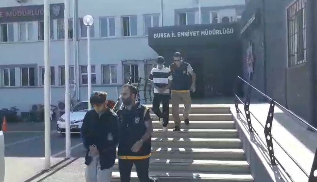 Bursa’da motosiklet hırsızları yakalandı BURSA'DA 2 ŞÜPHELİ PARK HALİNDEKİ KURYENİN MOTOSİKLETİNİ ELİYLE İTEKLEYEREK ÇALDI.