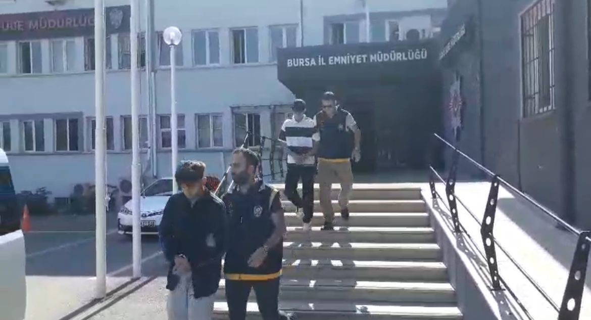 BURSA'DA 2 ŞÜPHELİ PARK HALİNDEKİ KURYENİN MOTOSİKLETİNİ ELİYLE İTEKLEYEREK ÇALDI.