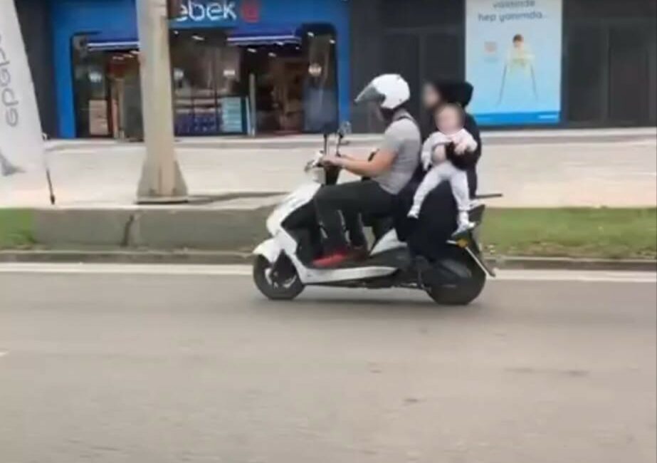 Motosiklet üzerinde kucağında bebekle seyretti: O anlar kamerada BURSA’DA BİR SÜRÜCÜ, EŞİ VE BEBEĞİYLE EKİPMANSIZ HALDE İKİ TEKER