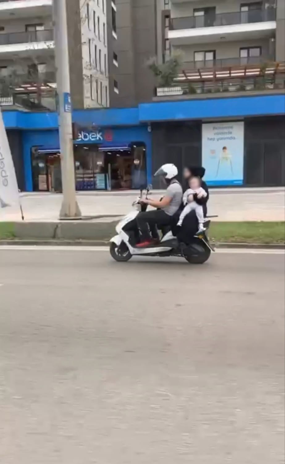 BURSA’DA BİR SÜRÜCÜ, EŞİ VE BEBEĞİYLE EKİPMANSIZ HALDE İKİ TEKER