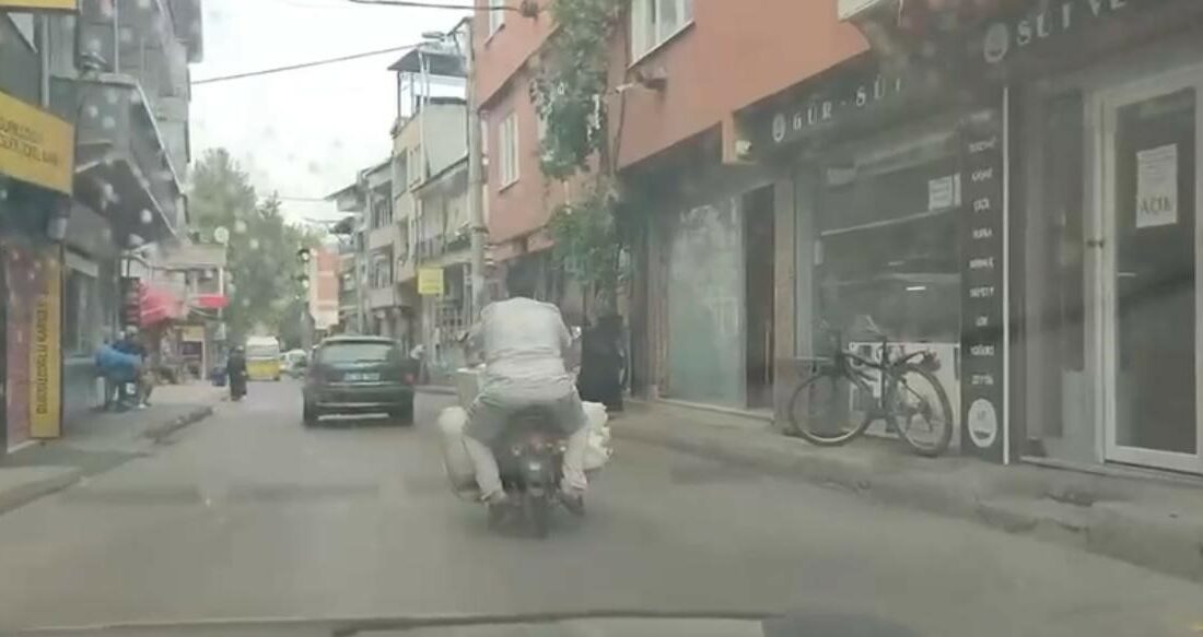 Motosiklete yüklediği eşyalarla görenleri şaşkına çevirdi MOTOSİKLETE YÜKLEDİĞİ EŞYALARLA GÖRENLERİ ŞAŞKINA ÇEVİRDİ