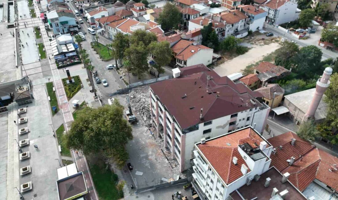 MUDANYA'DA 50 YILLIK BELEDİYE BİNASI YIKILIYOR