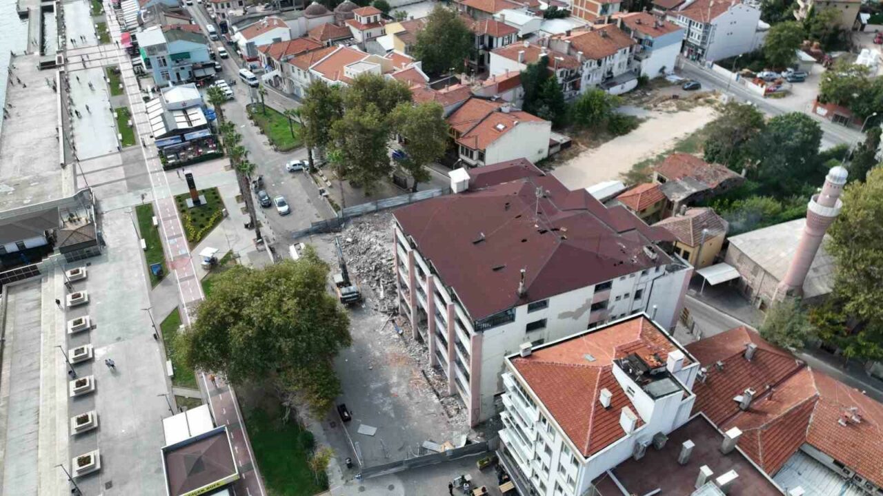 MUDANYA'DA 50 YILLIK BELEDİYE BİNASI YIKILIYOR
