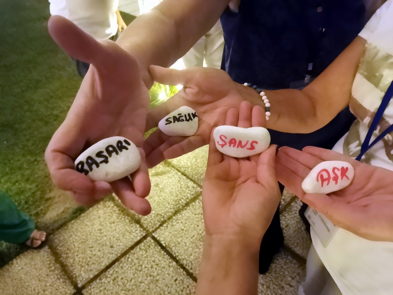 Mudanya’da ritim terapisi büyük ilgi gördü MUDANYA’DA BİR İLK OLARAK GERÇEKLEŞTİRİLEN RİTİM TERAPİSİ ETKİNLİĞİ BÜYÜK İLGİ