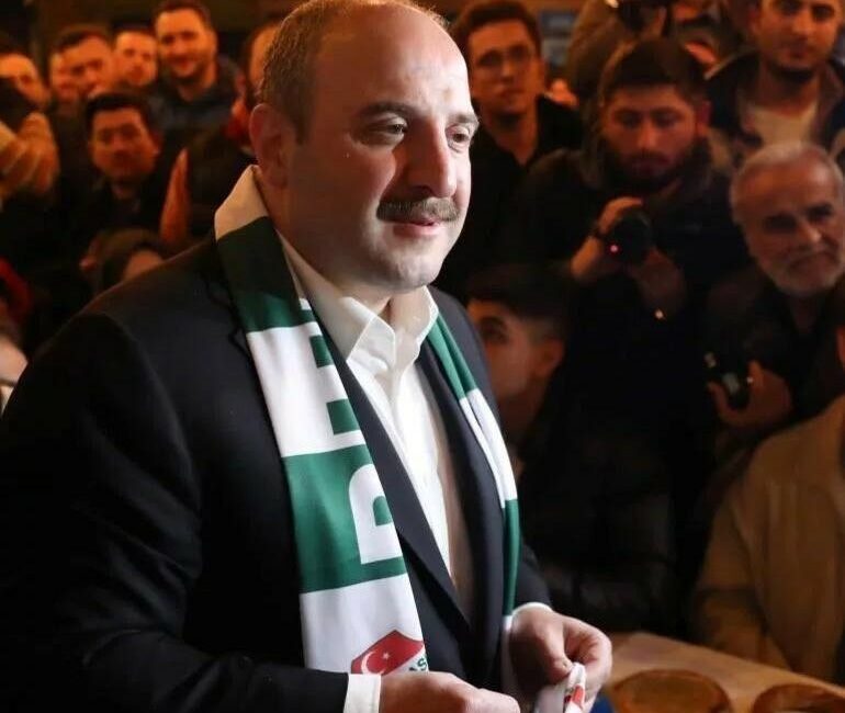 Mustafa Varank Bursaspor’un deplasman sponsoru oldu MUSTAFA VARANK SÖZÜNDE DURDU, BURSASPOR’UN DEPLASMAN SPONSORU OLDU