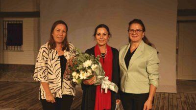 OYUN SONUNDA NİLÜFER BELEDİYE MECLİSİ ÜYESİ ÖZLEM AKBAŞ ÖNSOY VE