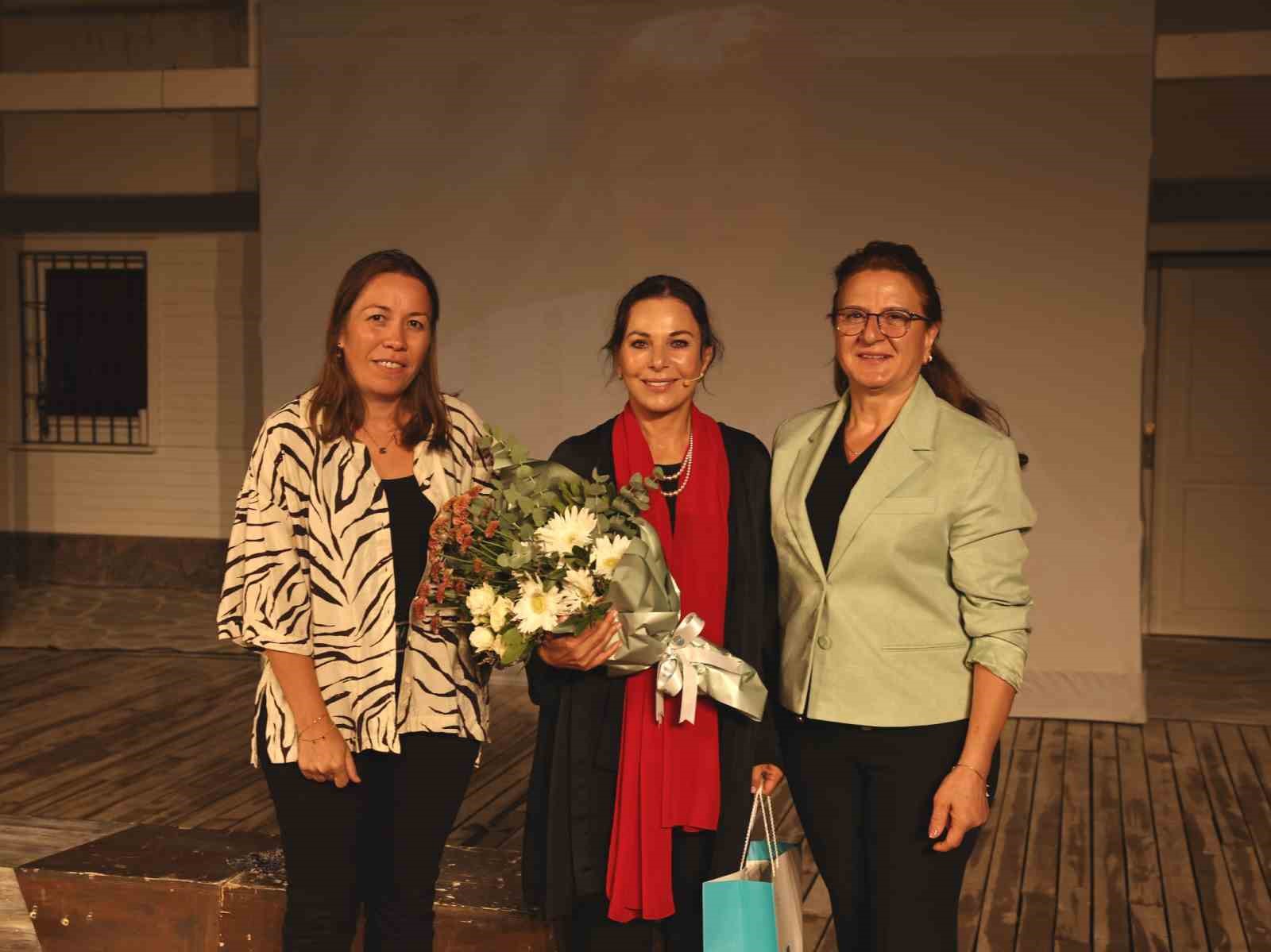 OYUN SONUNDA NİLÜFER BELEDİYE MECLİSİ ÜYESİ ÖZLEM AKBAŞ ÖNSOY VE