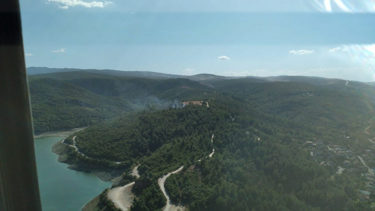 BURSA'NIN NİLÜFER İLÇESİNDEKİ KAYAPA BARAJI YAKINLARINDAKİ ORMANLIK ALANDAN YÜKSELEN ALEVLER,