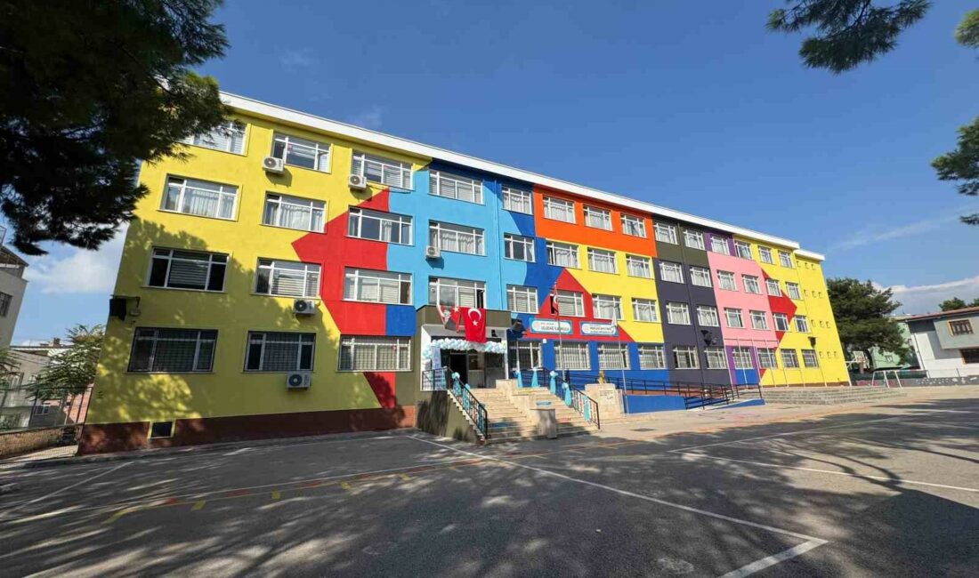 OSMANGAZİ BELEDİYESİ İLÇEDE BULUNAN OKULLARI GÜZELLEŞTİRMEYE DEVAM EDİYOR. İLK FIRÇASINI