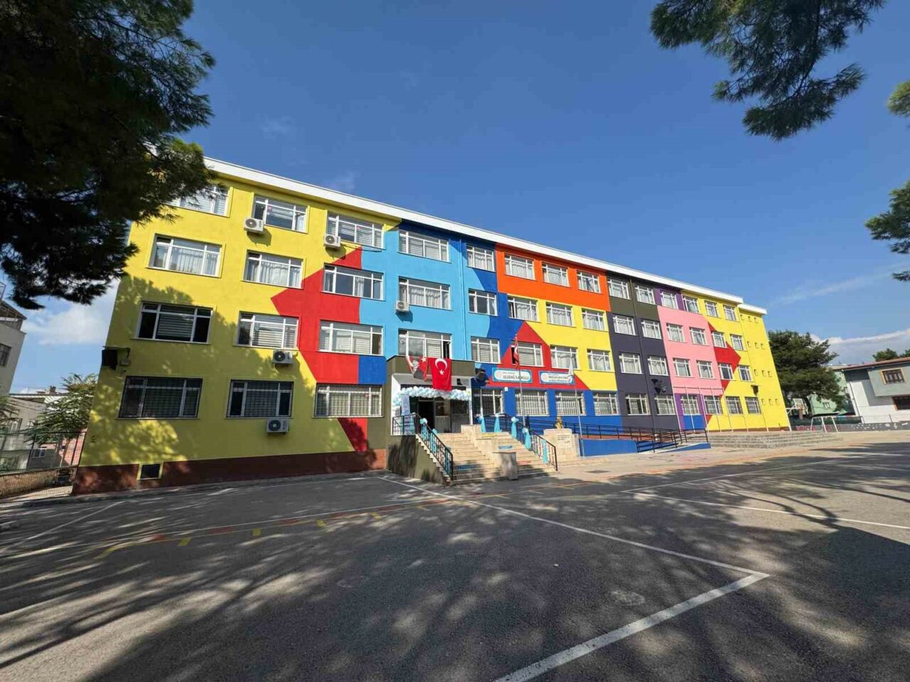 OSMANGAZİ BELEDİYESİ İLÇEDE BULUNAN OKULLARI GÜZELLEŞTİRMEYE DEVAM EDİYOR. İLK FIRÇASINI