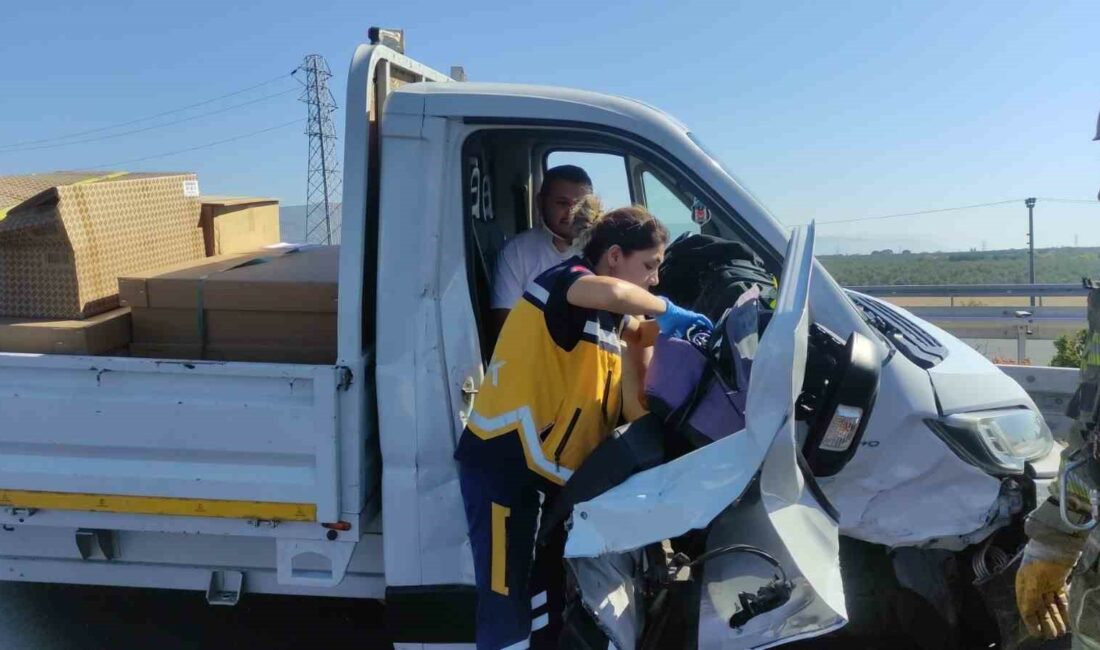 Otobanda kamyonet otomobile çarptı GEBZE-ORHANGAZİ-İZMİR OTOYOLU, ORHANGAZİ KAVŞAĞI YAKINLARINDA BİR KAMYONET ÖNÜNDE SEYİR HALİNDE