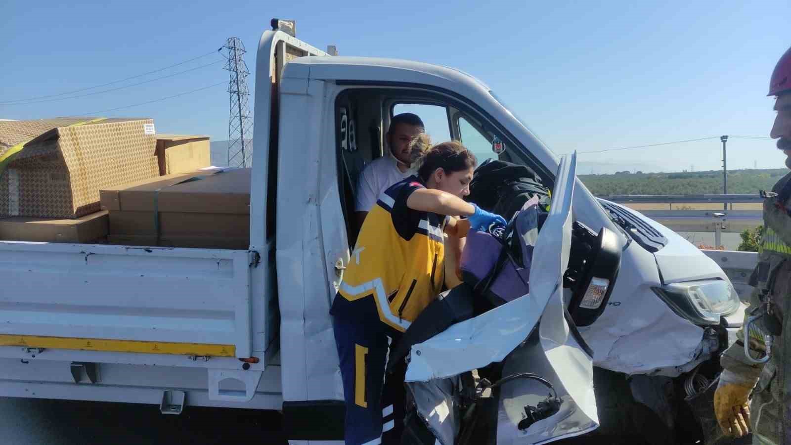 GEBZE-ORHANGAZİ-İZMİR OTOYOLU, ORHANGAZİ KAVŞAĞI YAKINLARINDA BİR KAMYONET ÖNÜNDE SEYİR HALİNDE