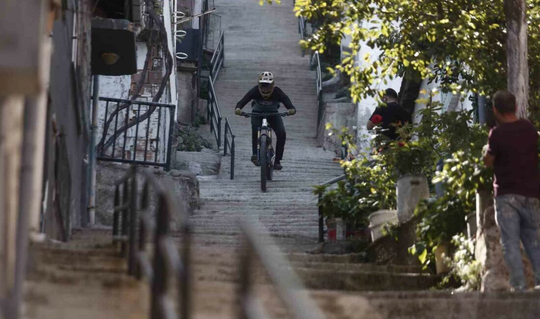 BURSA'DA DOWNHİLL SPORCUSU 225 BASAMAKLI MERDİVENDEN BİSİKLETLE İNİŞİYLE YÜREKLERİ AĞZA